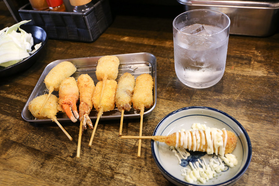 【大阪通天阁必吃美食】新世界人气串炸店推荐｜在地人爱的平价串炸「新世界 串カツ いっとく」