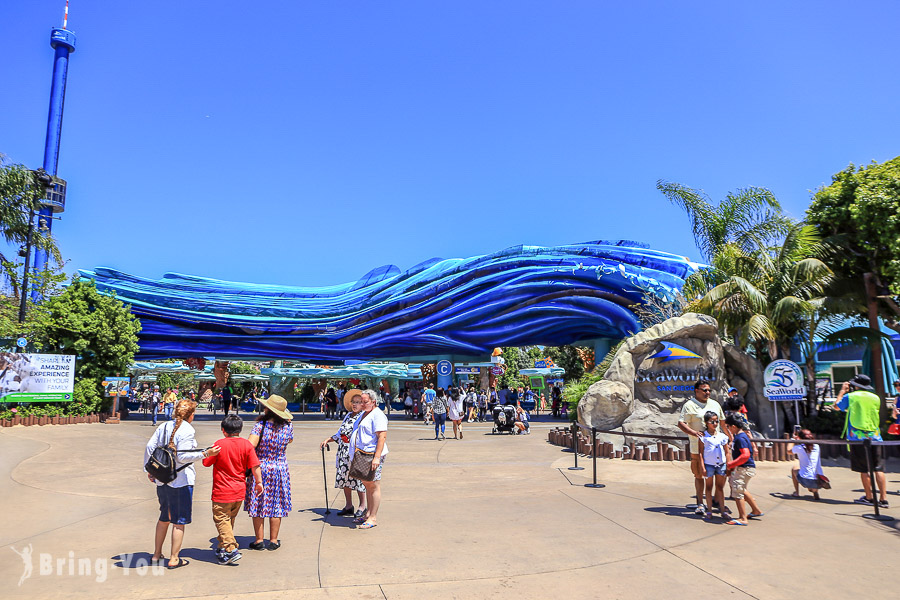 海洋世界入口處的藍色海浪造型建築與遊客