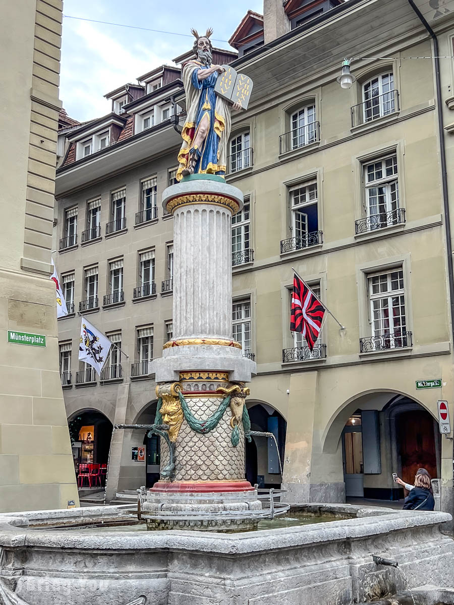 伯恩必去景點|摩西噴泉 Mosesbrunnen