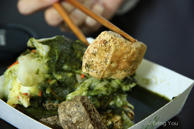 【高雄美食】岡山特色黑白配臭豆腐，青醬鹹酥都好吃 ☞ 黌臭豆腐