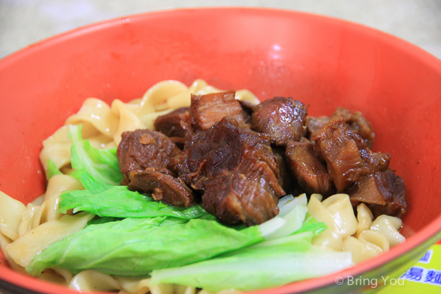 【高雄橋頭老街美食】有如牛肉乾一般有嚼勁又美味的牛肉 → 洪家牛肉麵