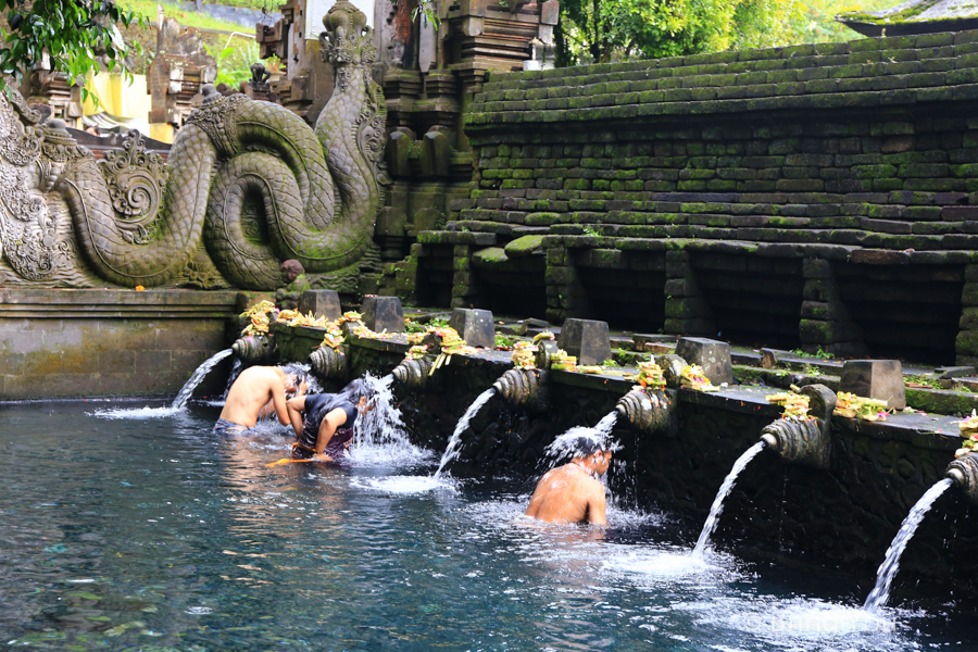 【峇里岛必去景点】圣泉庙(Pura Tirta Empul)，跟着在地人跳入圣泉净身吧！