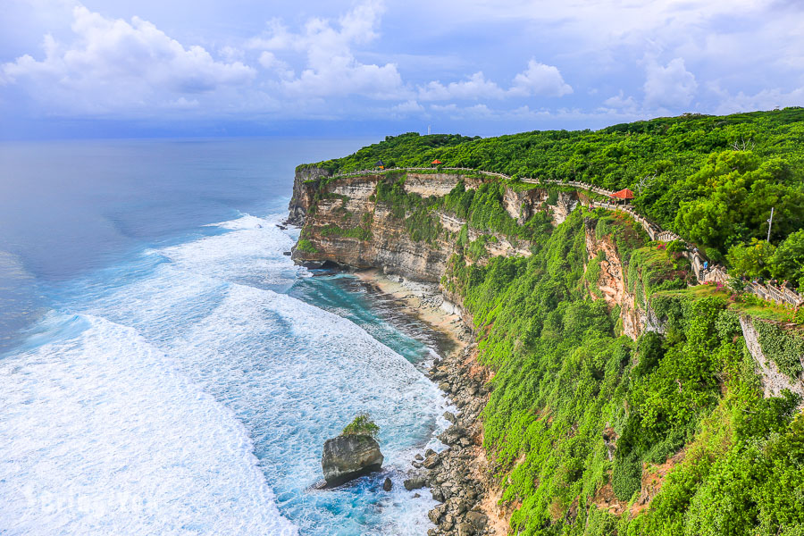 【峇里島必玩夕陽景點】烏魯瓦圖斷崖（Uluwatu）的浪漫壯觀，但要小心猴子！