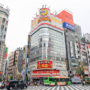 【新宿東口逛街景點】藥妝店、驚安的殿堂、電器店、百貨公司、美食、新宿東口貓等東京購物地圖全攻略