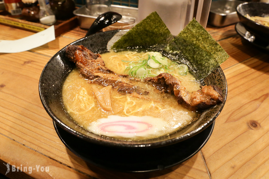 【大阪道顿堀美食】「花丸轩拉面」特色超大猪软骨（法善寺与千日前商店街交叉口）