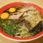 【熊本市區美食】60年老店「黑亭拉麵」，特色生蛋黃焦蒜豚骨叉燒拉麵(下通店)