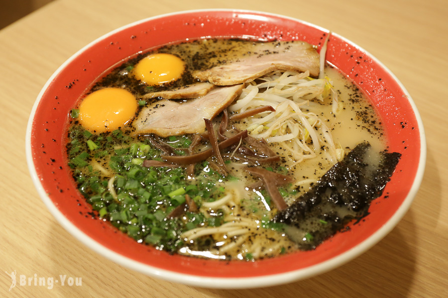 【熊本市区美食】60年老店「黑亭拉面」，特色生蛋黄焦蒜豚骨叉烧拉面(下通店)