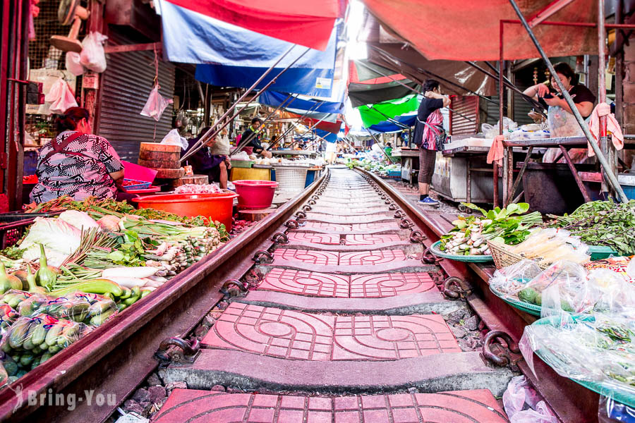 【曼谷近郊】美功鐵路市場一日遊，來去看火車通過菜市場的世界奇景