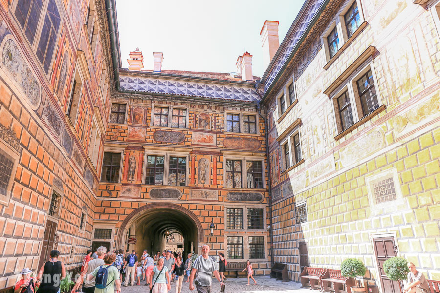 【捷克Český Krumlov】城堡区：俯瞰CK小镇的最佳拍照位置，夕阳、夜景攻略