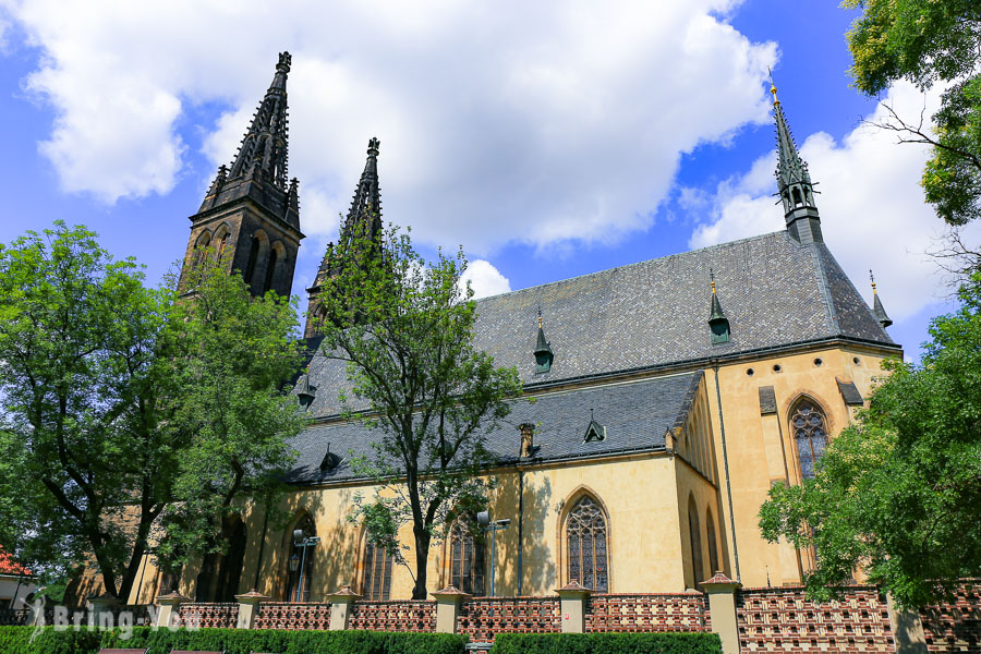 【捷克布拉格高堡区景点】俯瞰伏尔塔瓦河与城堡区：圣马丁教堂、圣彼得与圣保罗教堂、高堡墓园