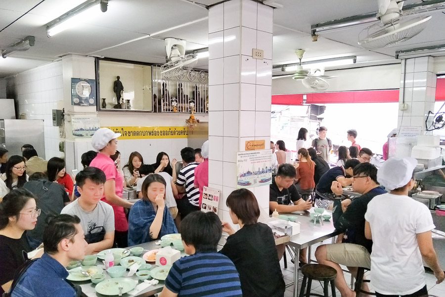 曼谷水门市场粉红色制服红大哥海南鸡饭