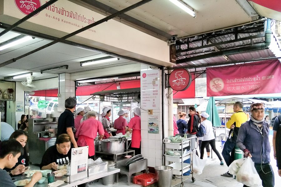 曼谷水门市场粉红色制服红大哥海南鸡饭