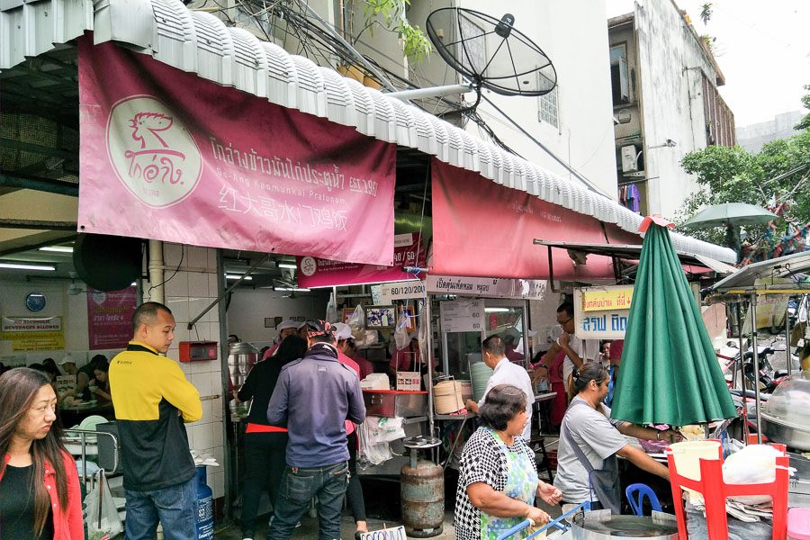 曼谷水门市场粉红色制服红大哥海南鸡饭