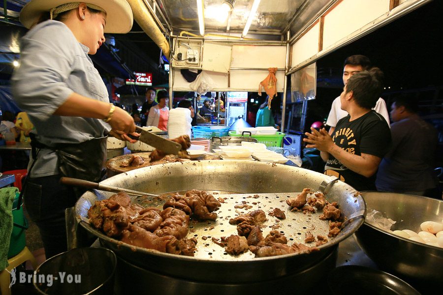 清迈北门夜市凤飞飞猪脚饭