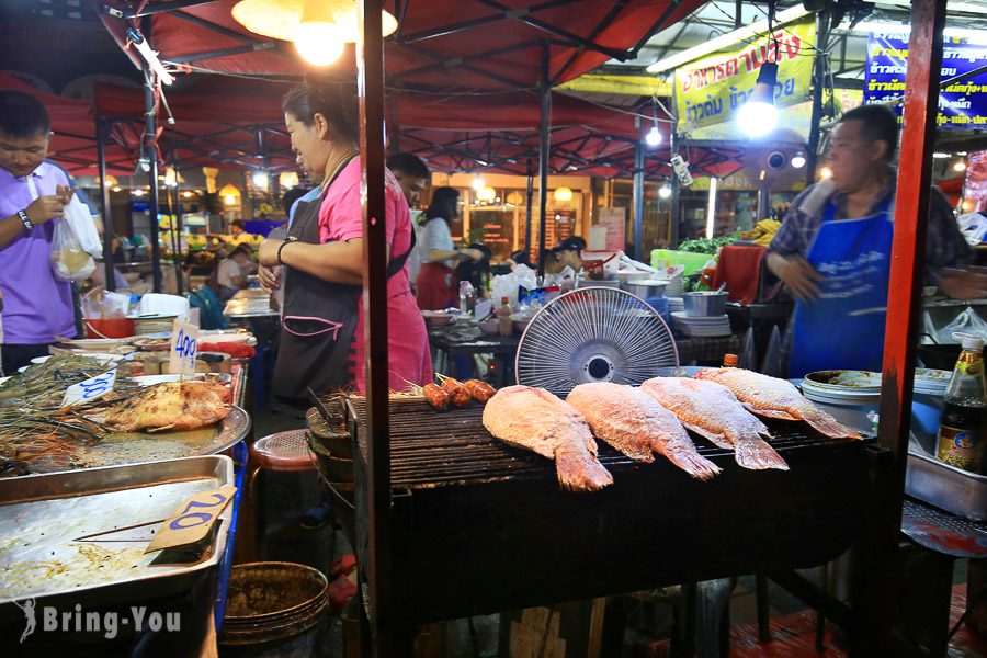 清迈北门夜市凤飞飞猪脚饭