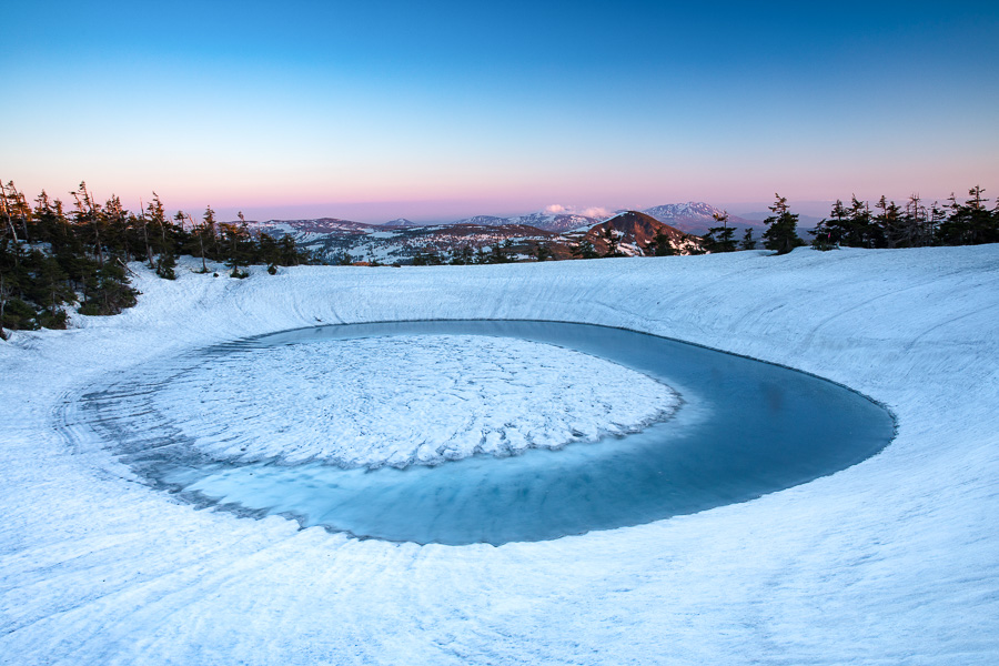 八幡平山頂「龍之眼（鏡沼）」｜5月底限定：春雪融化後罕見的沼澤自然奇景