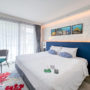 【普吉島 Patong Beach 平價飯店】Hotel Clover Patong Phuket：生活機能佳，出門餐廳、超市任君挑選