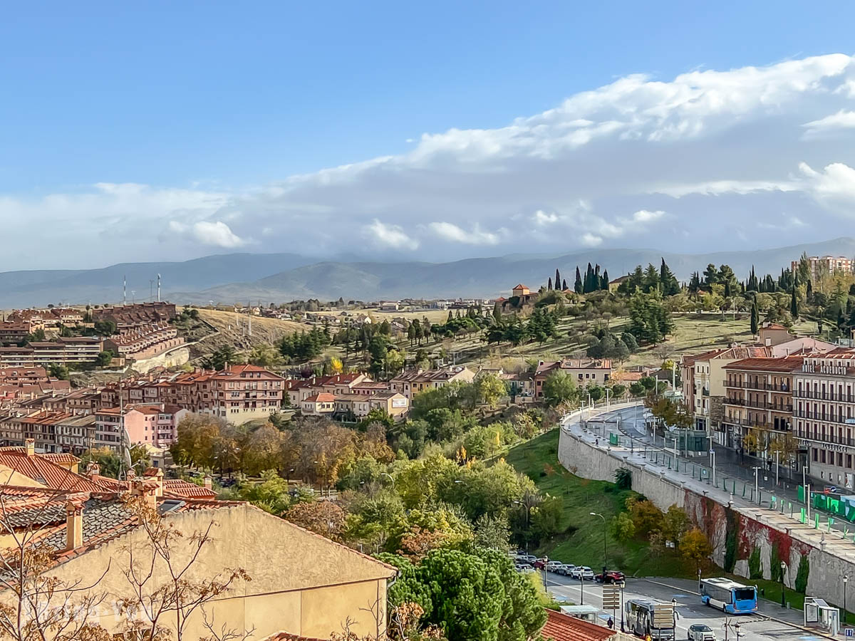 【西班牙Segovia】塞哥维亚老城区景点介绍：一日游走访古罗马水道桥、教堂与城堡