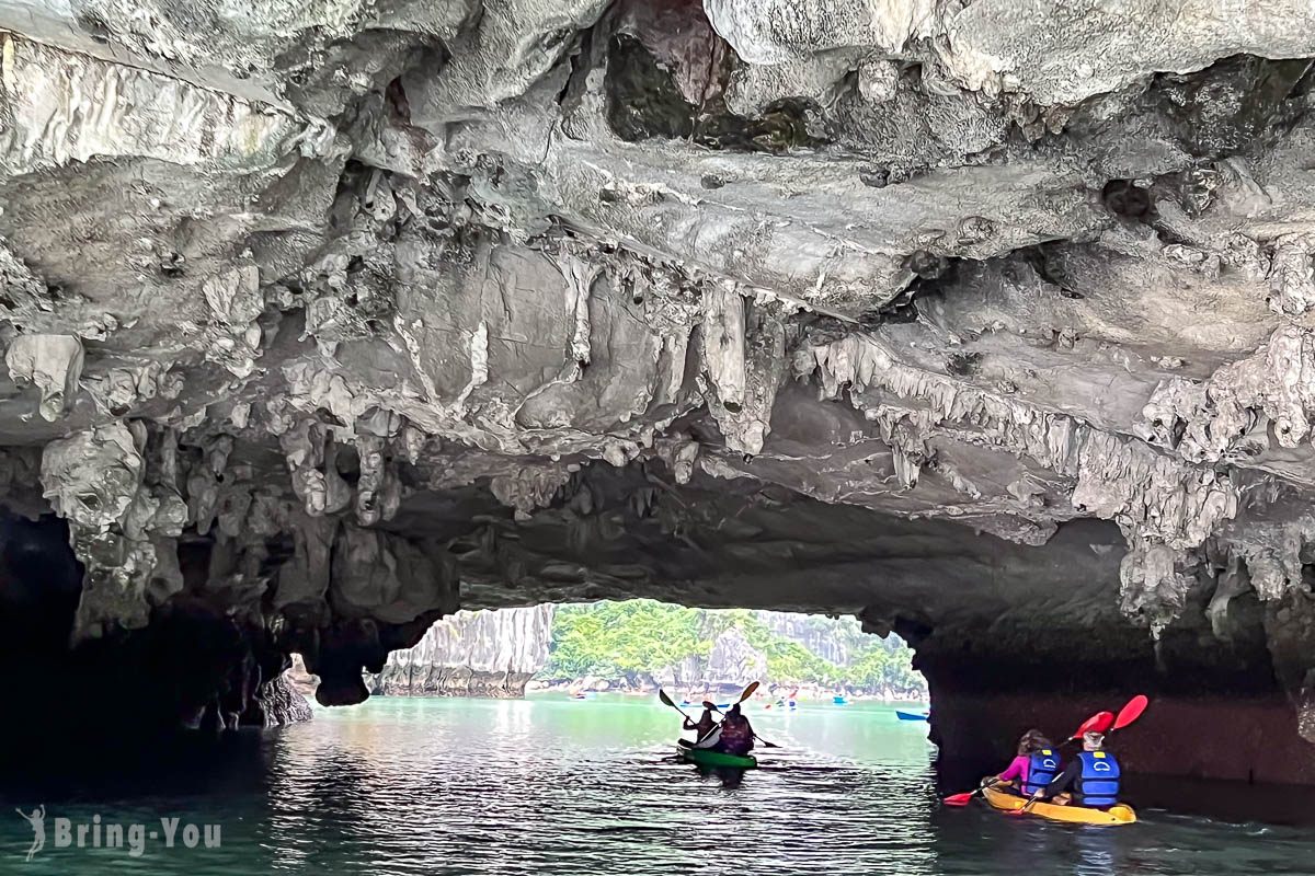【下龙湾石灰岩奇观】搭船穿越光明洞（Luon Cave），探索如画的宁静水上秘境