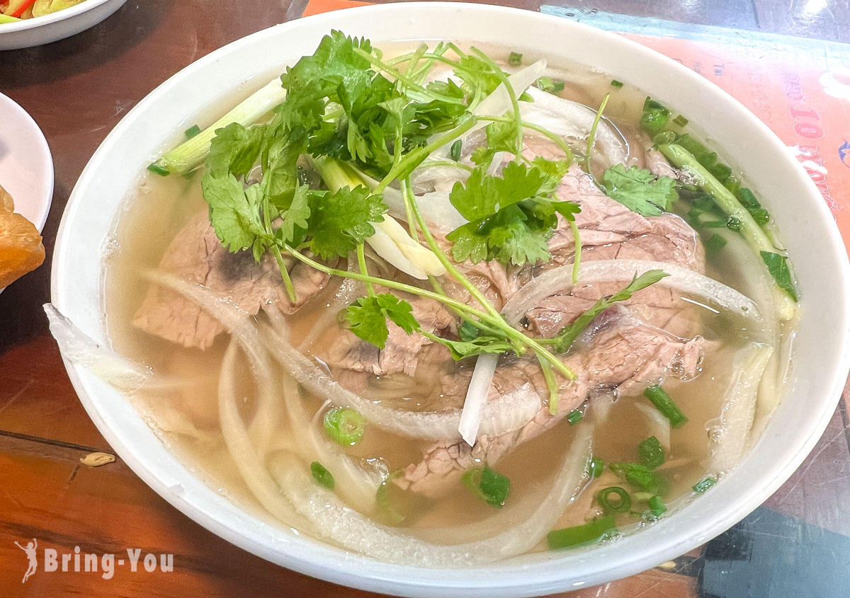 【河內古城區越南河粉名店】Pho 10：油條沾清燉牛肉湯超讚！